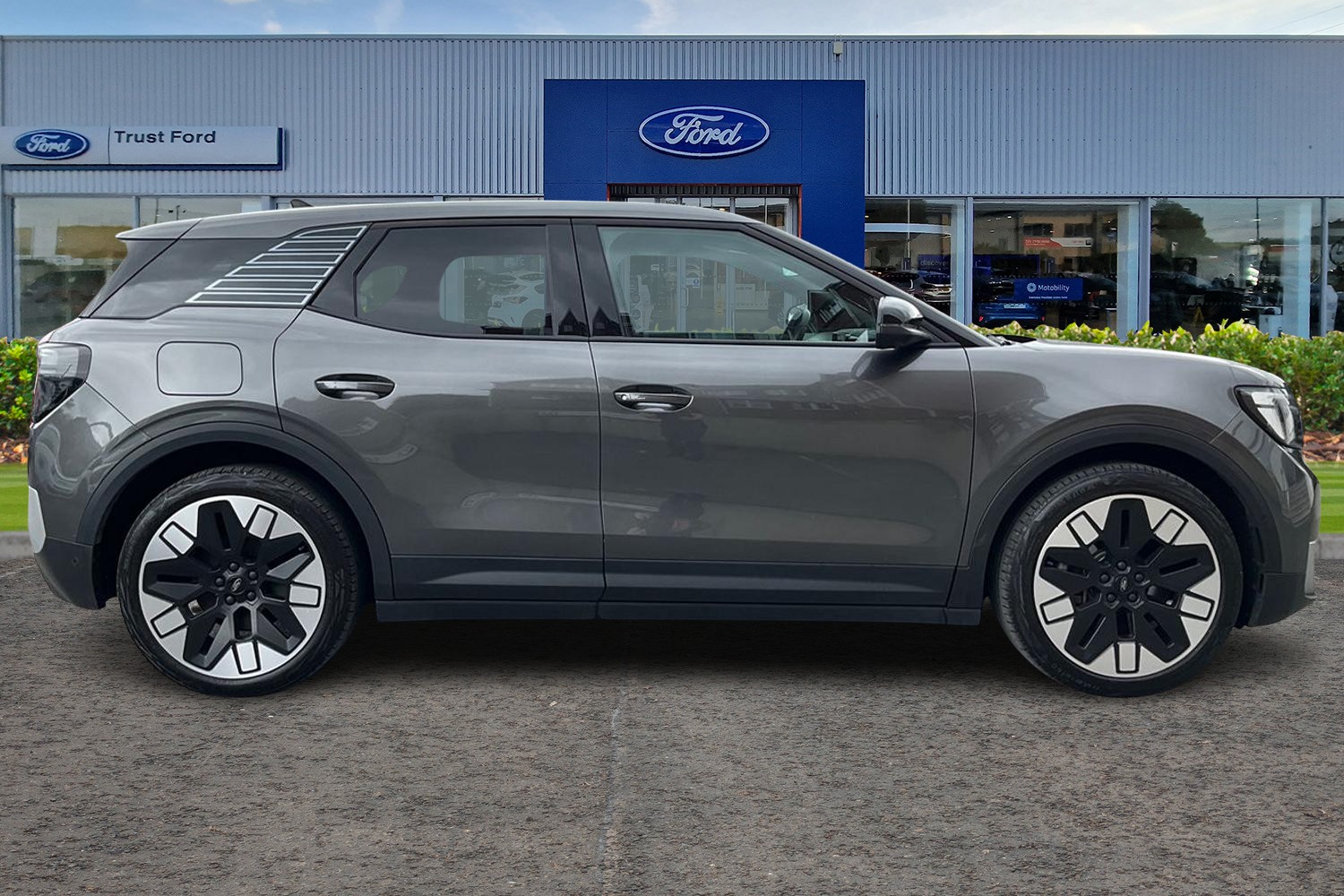 Ford Explorer Photo 2