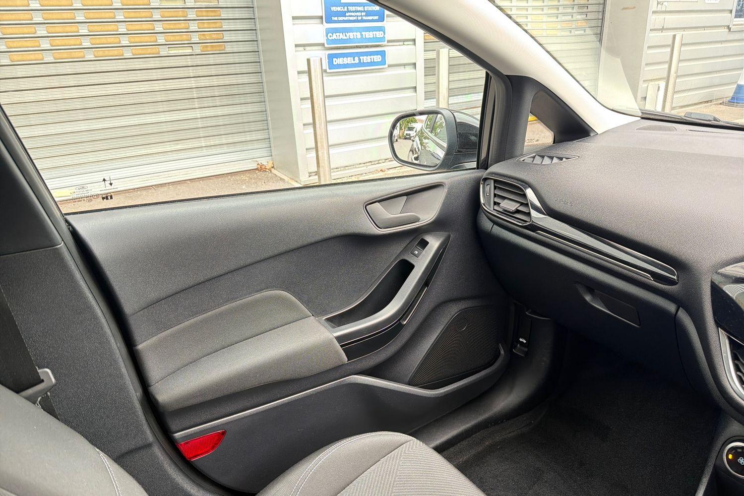 Ford FIESTA Photo 30