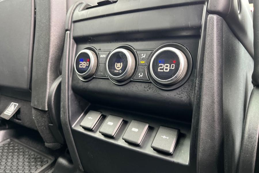 Land Rover Defender 110 Photo autoimg-c9102d58db3bbc093621daf8dd36827f063c66c8.jpg
