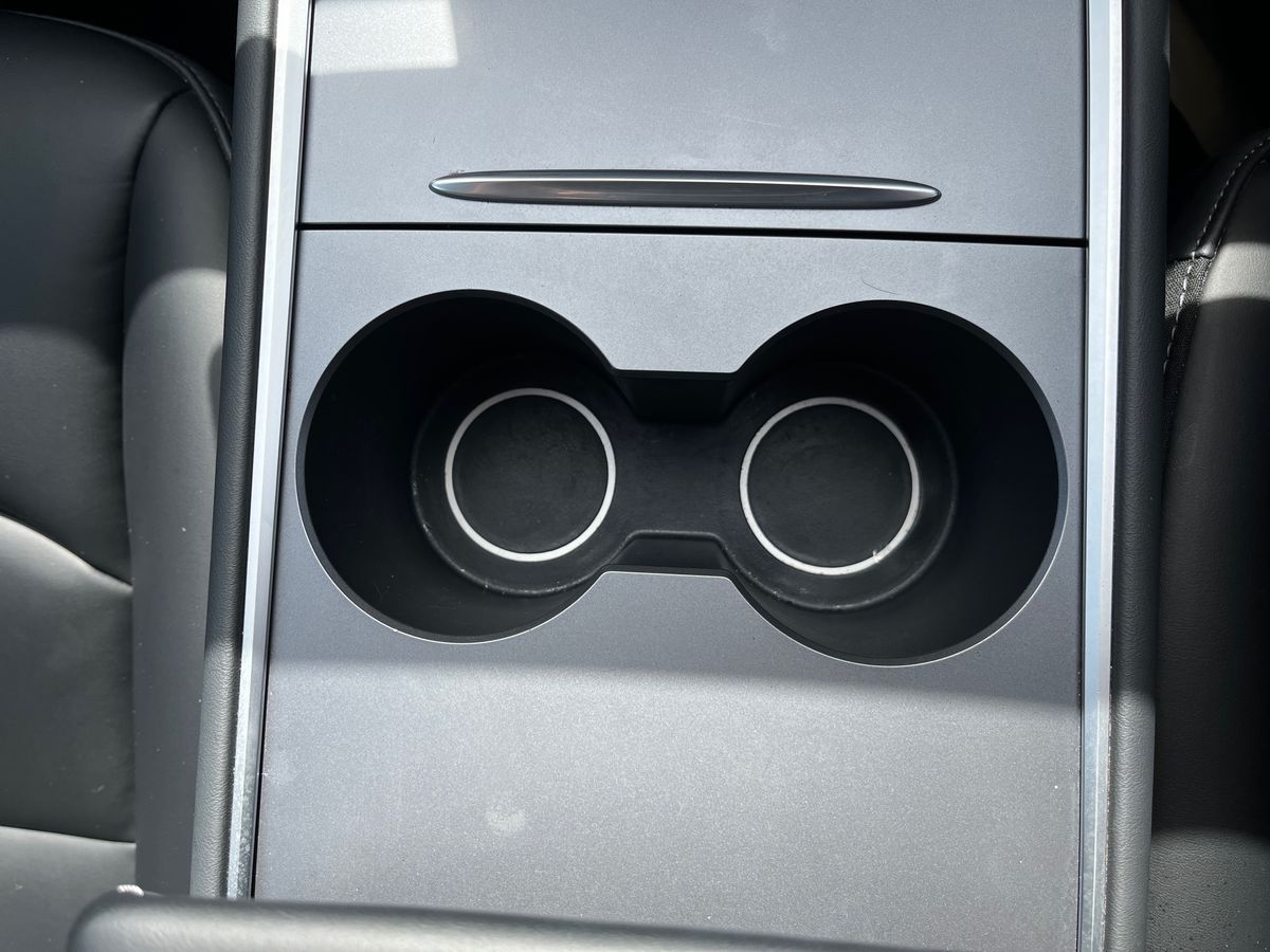 TESLA Model Y Photo 25