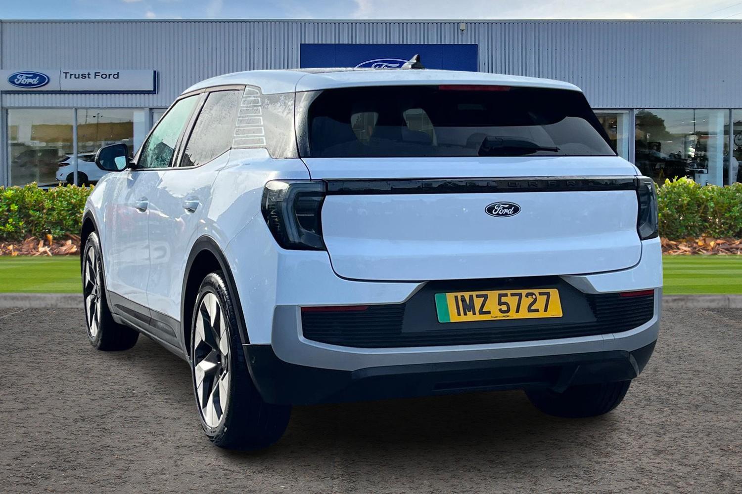 Ford Explorer Photo 1