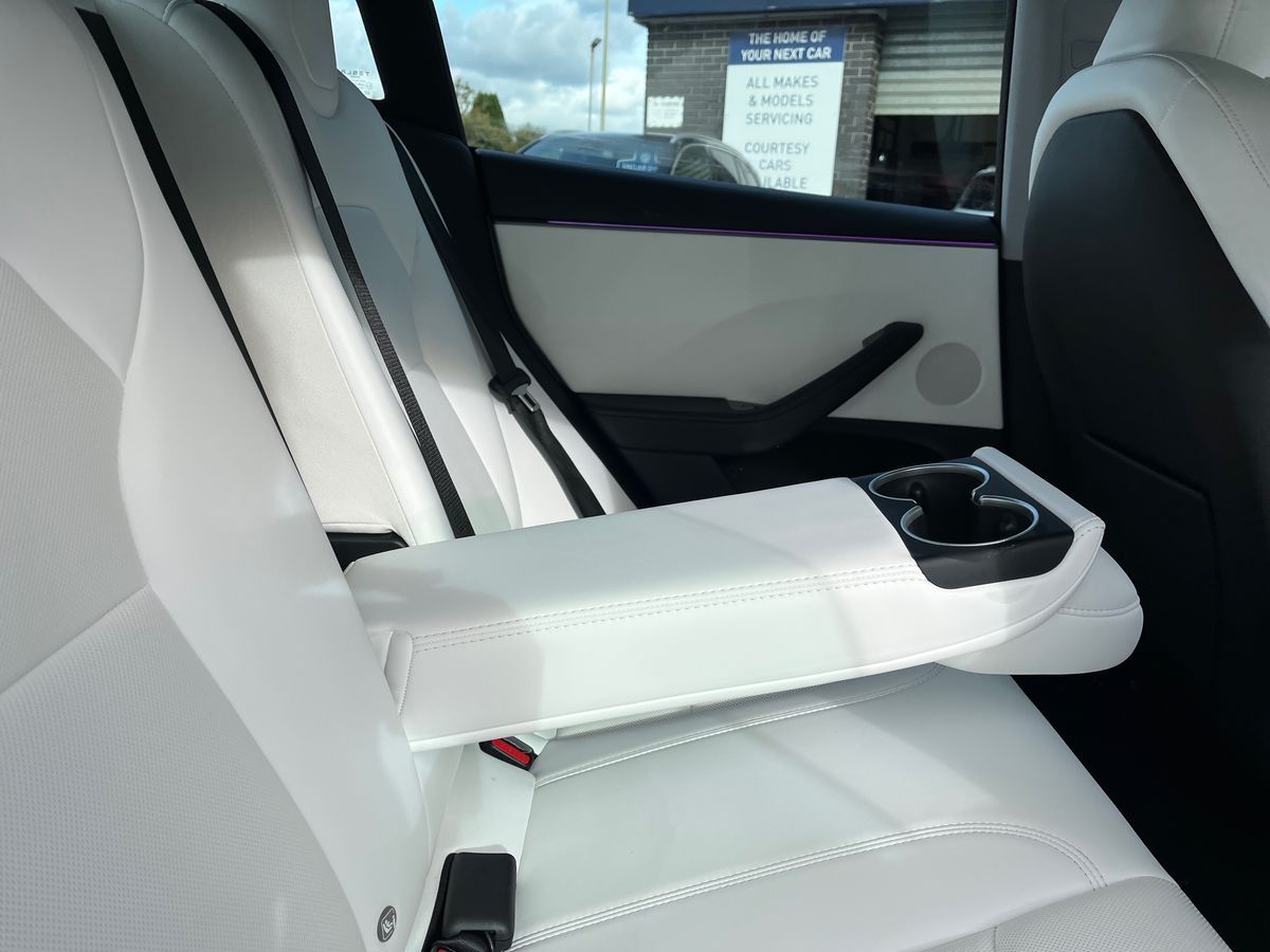 TESLA Model 3 Photo 32