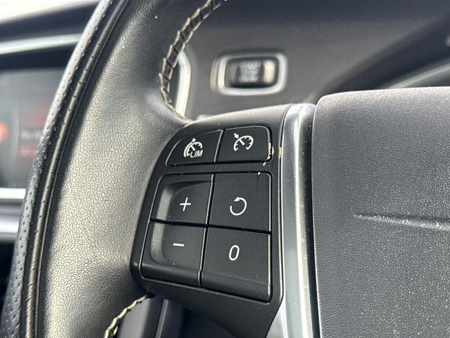 VOLVO V40 Photo 16