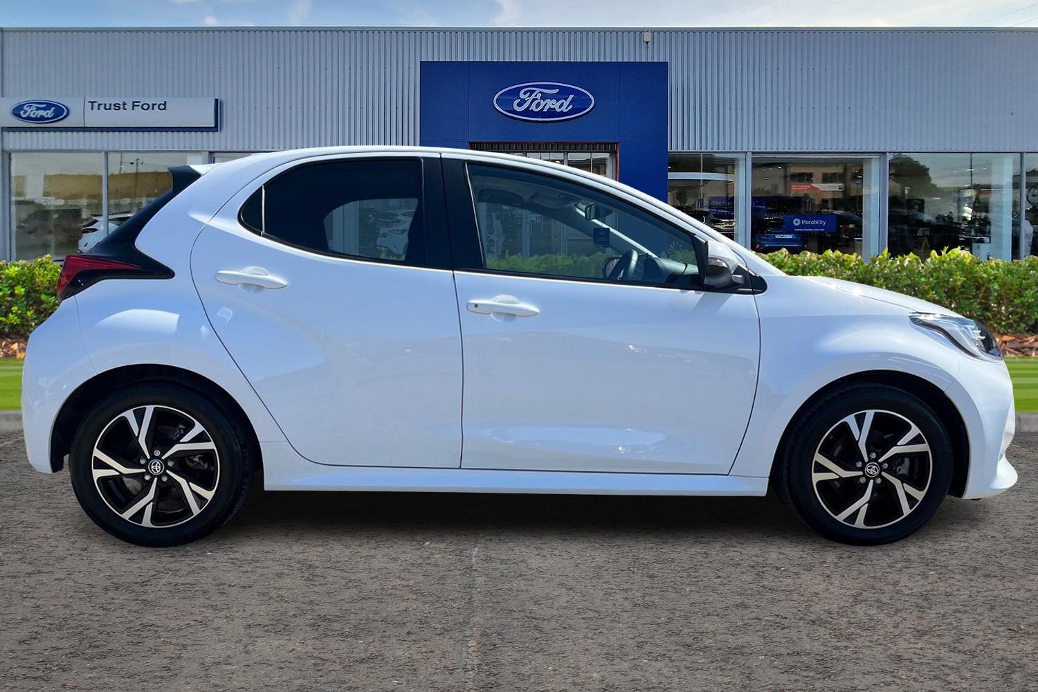 Toyota YARIS Photo 2