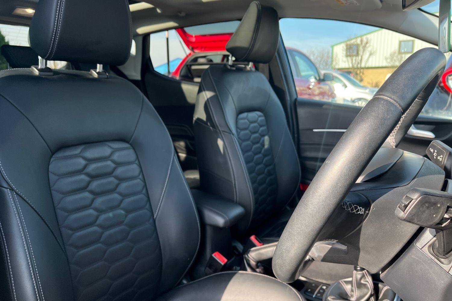 Ford FIESTA Photo 16