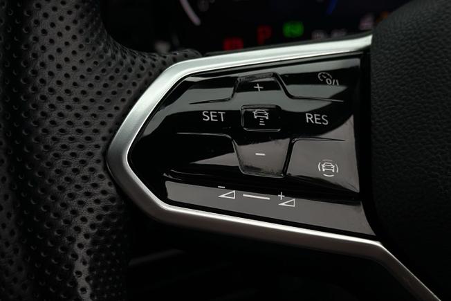 VOLKSWAGEN Golf Photo 16