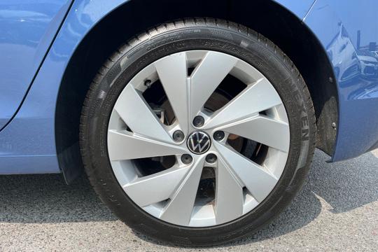 Volkswagen Golf Photo autoimg-c9de6c6251324a66b62b858dc6e02124499e561b.jpg
