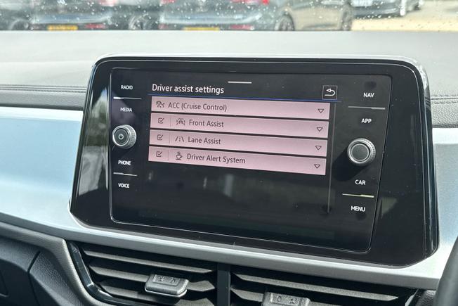 VOLKSWAGEN T-Roc Photo 28