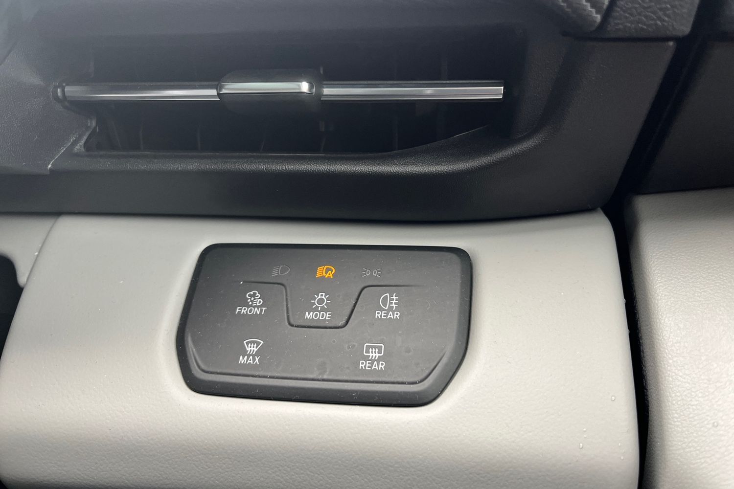 Ford EXPLORER Photo 26