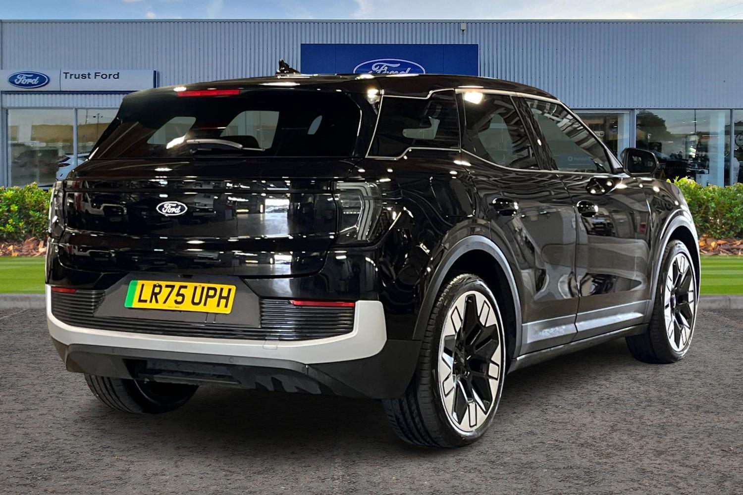 Ford Explorer Photo 3