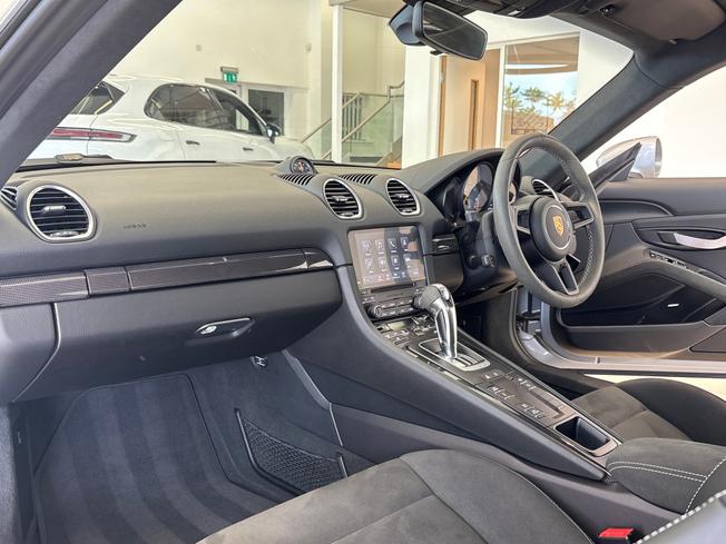 PORSCHE 718 Cayman Photo 13