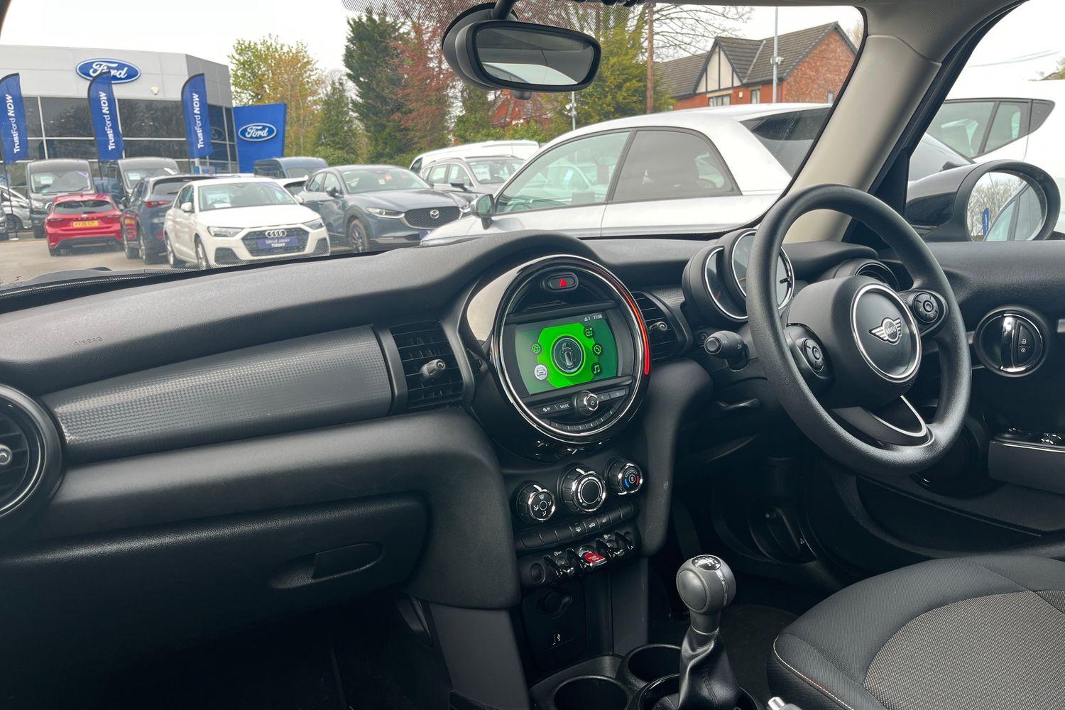 MINI HATCHBACK Photo 17