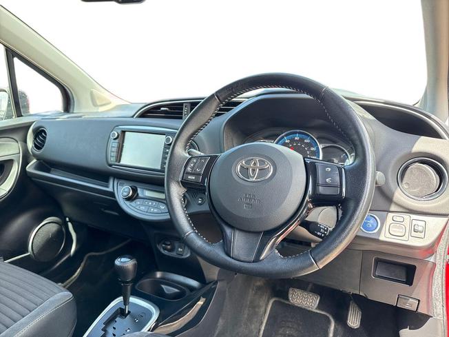TOYOTA Yaris Photo 6