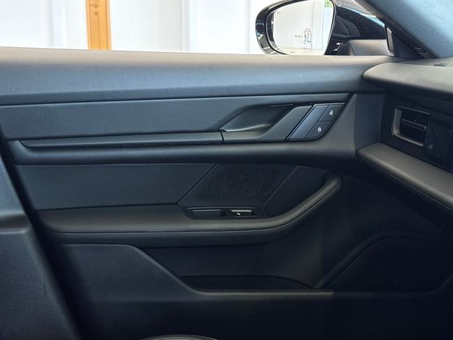 PORSCHE Taycan Photo 20