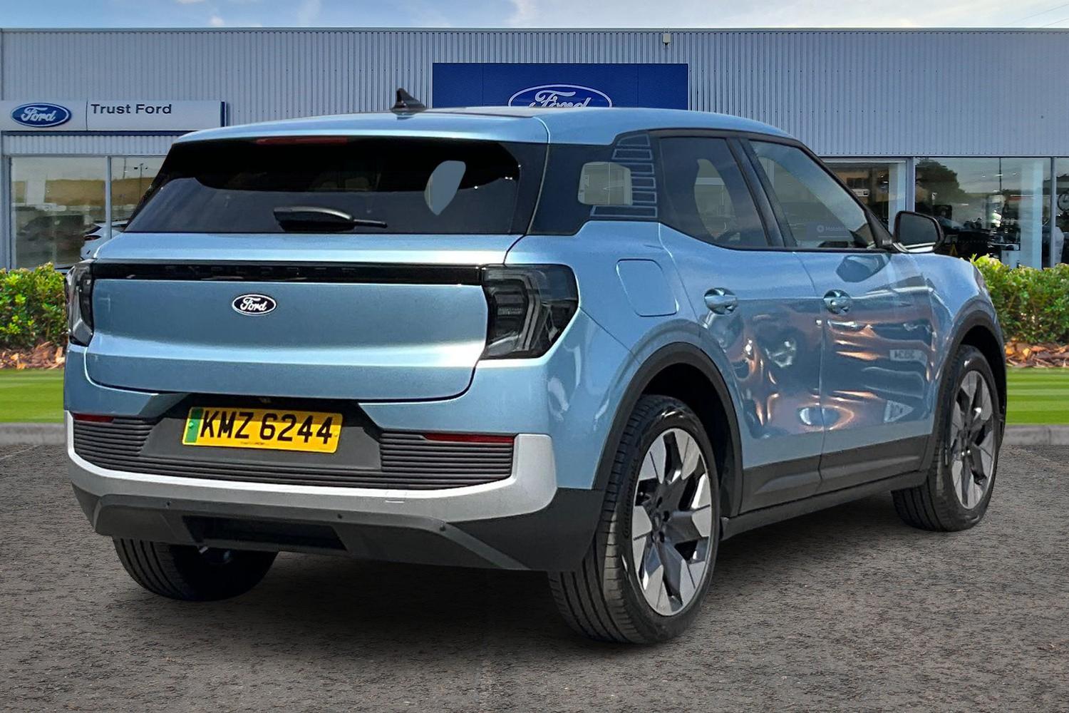 Ford EXPLORER Photo 3