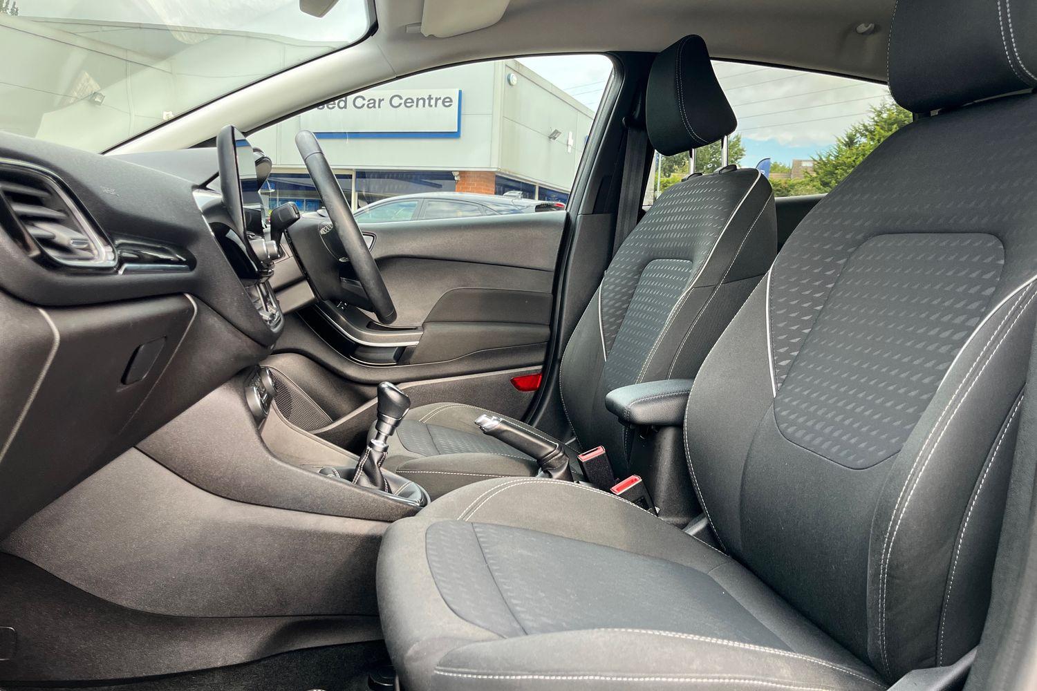 Ford FIESTA Photo 18
