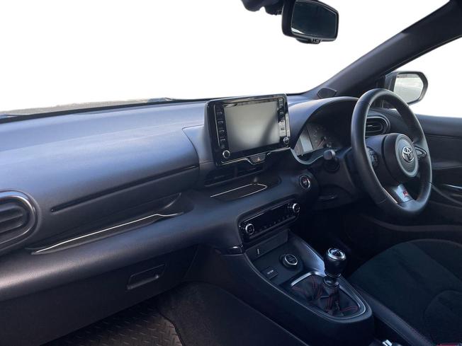 TOYOTA Yaris Photo 2