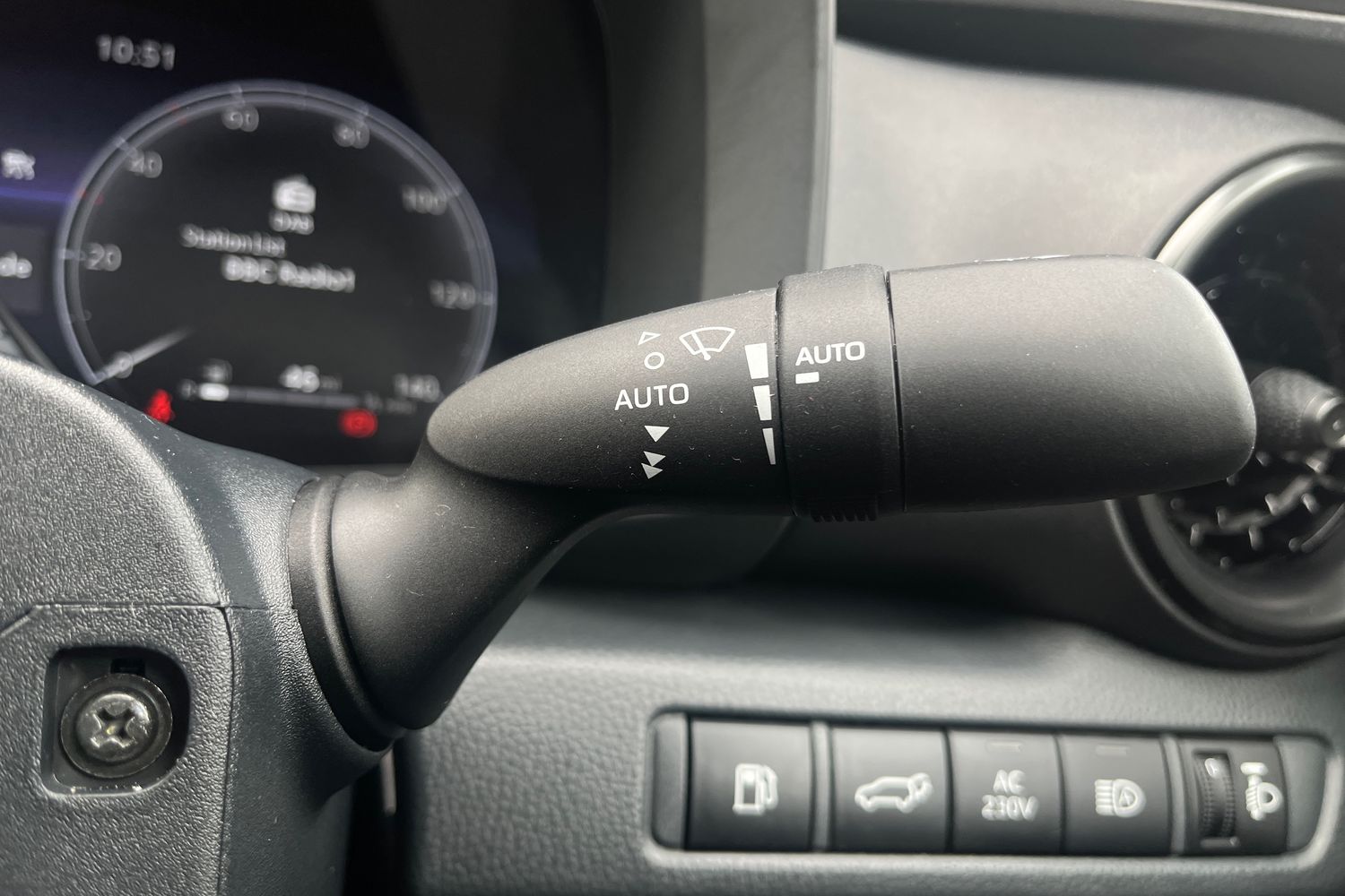 Toyota C-HR Photo 14