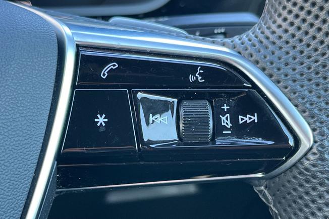 AUDI Q8 E-Tron Photo 17