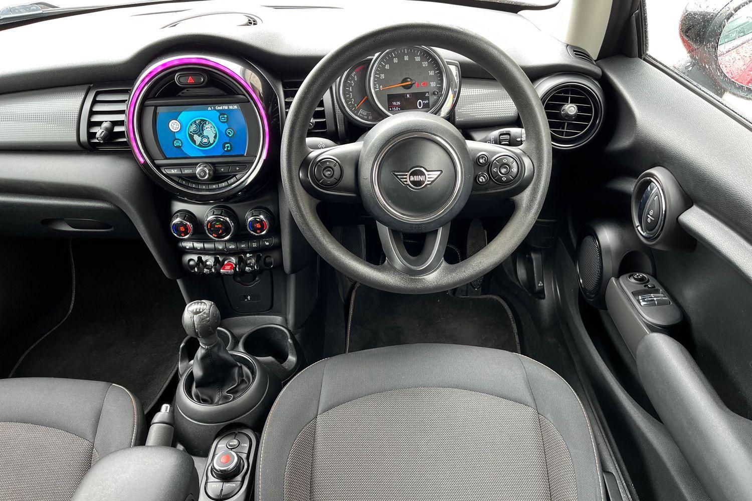 MINI HATCHBACK Photo 10