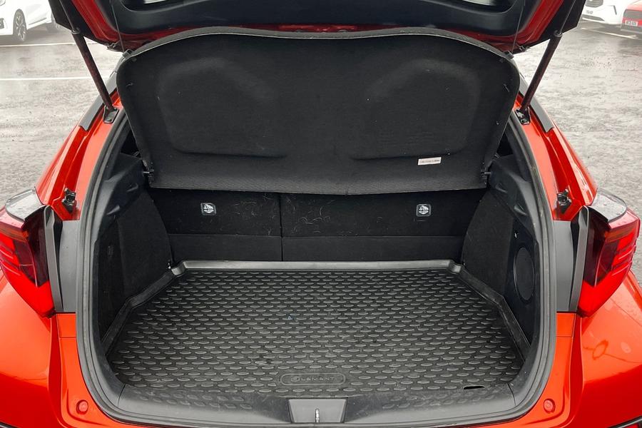 Toyota C-HR Photo autoimg-cb60e4587088432639e2682d8d96ab31fb42d8af.jpg
