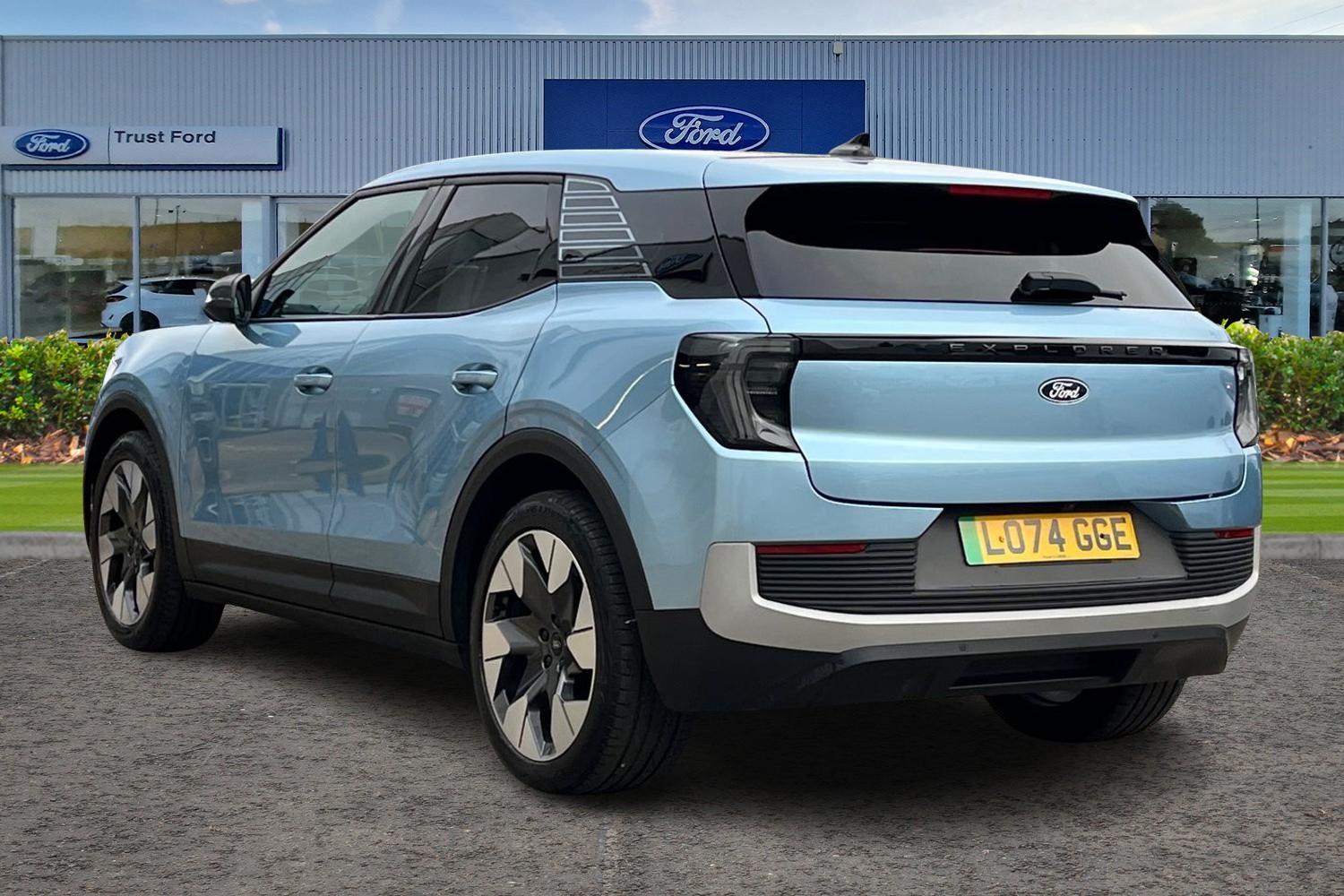 Ford Explorer Photo 1