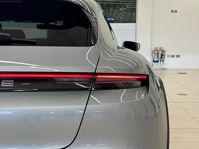 PORSCHE Taycan Photo 23
