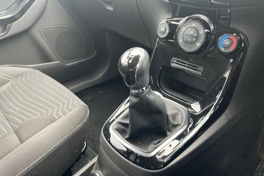 Ford FIESTA Photo autoimg-cb7b63c169827844a273e9582750118145bb654d.jpg