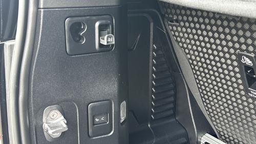 Land Rover Defender Photo autoimg-cb8b127e8cfaef1495028328f8741f56862911e2.jpg
