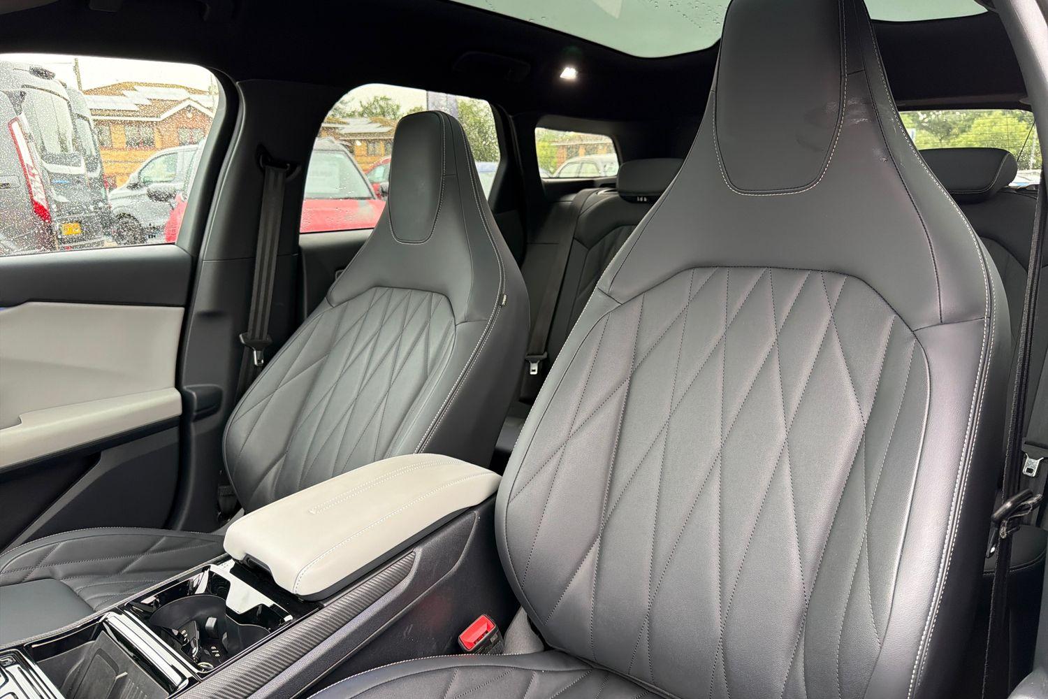 Ford EXPLORER Photo 18
