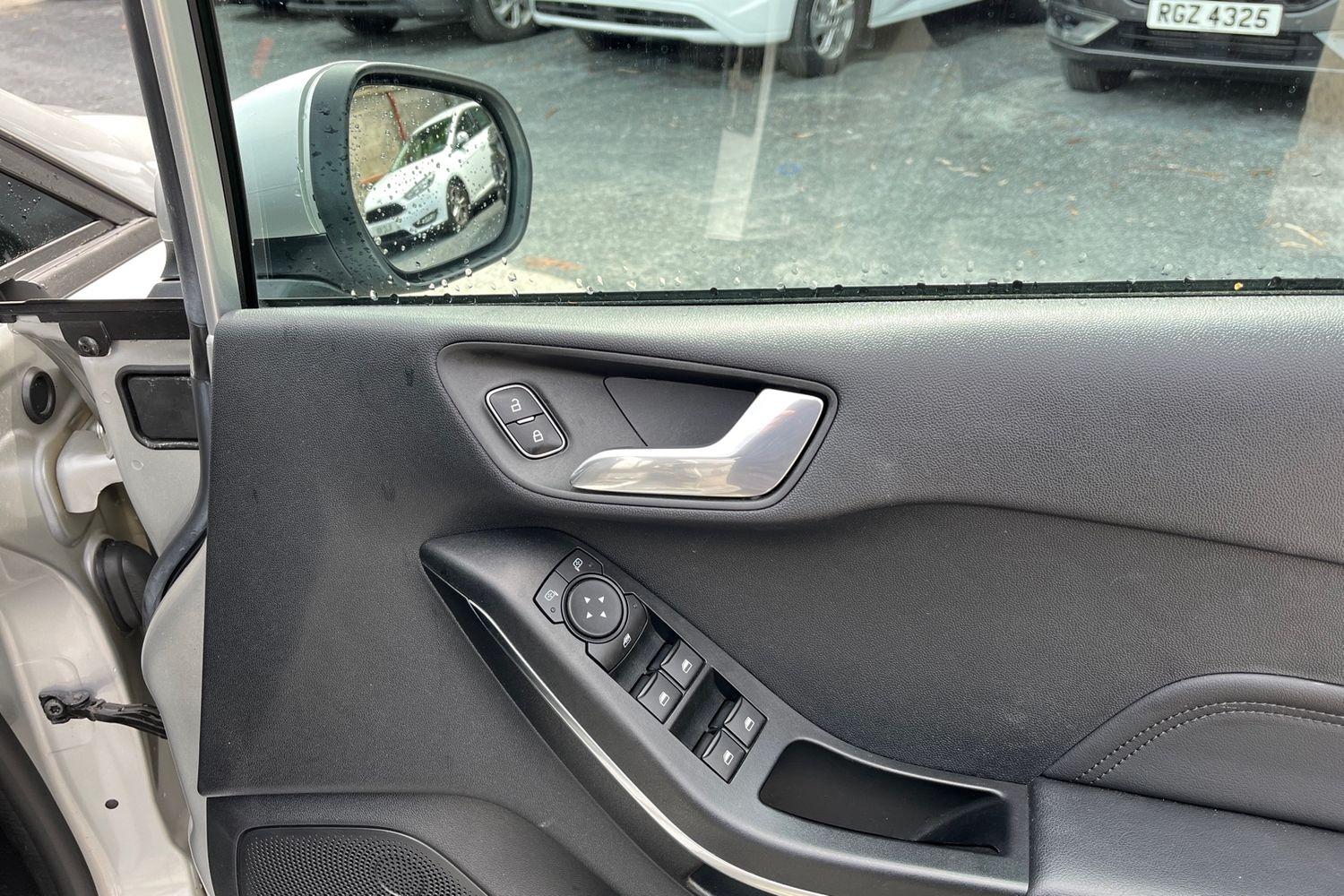 Ford FIESTA Photo 24