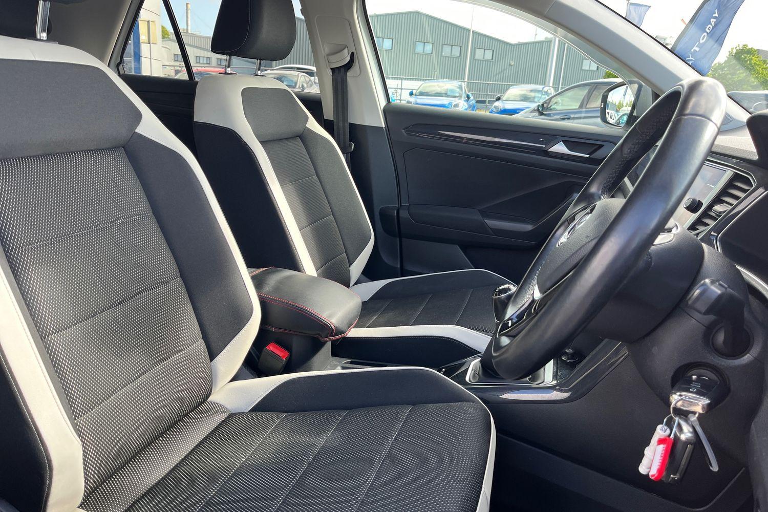 Volkswagen T-ROC Photo 16