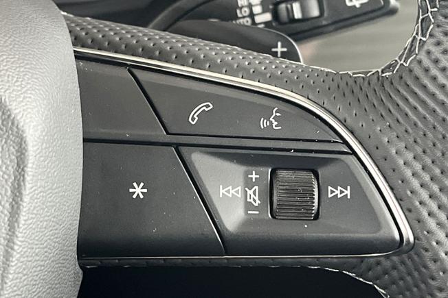 AUDI Q8 Photo 17