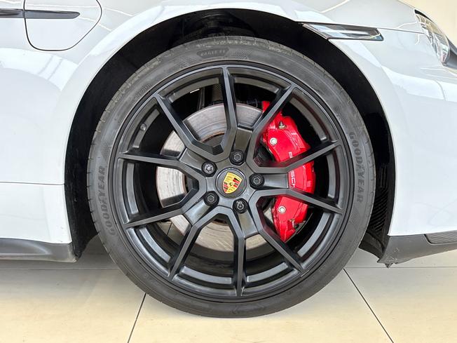 Porsche Taycan Photo 25