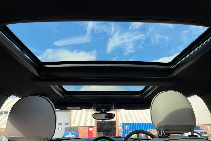 MINI HATCHBACK Photo autoimg-cc3b74405dd8c0135286ded5f256c1f848e727ed.jpg