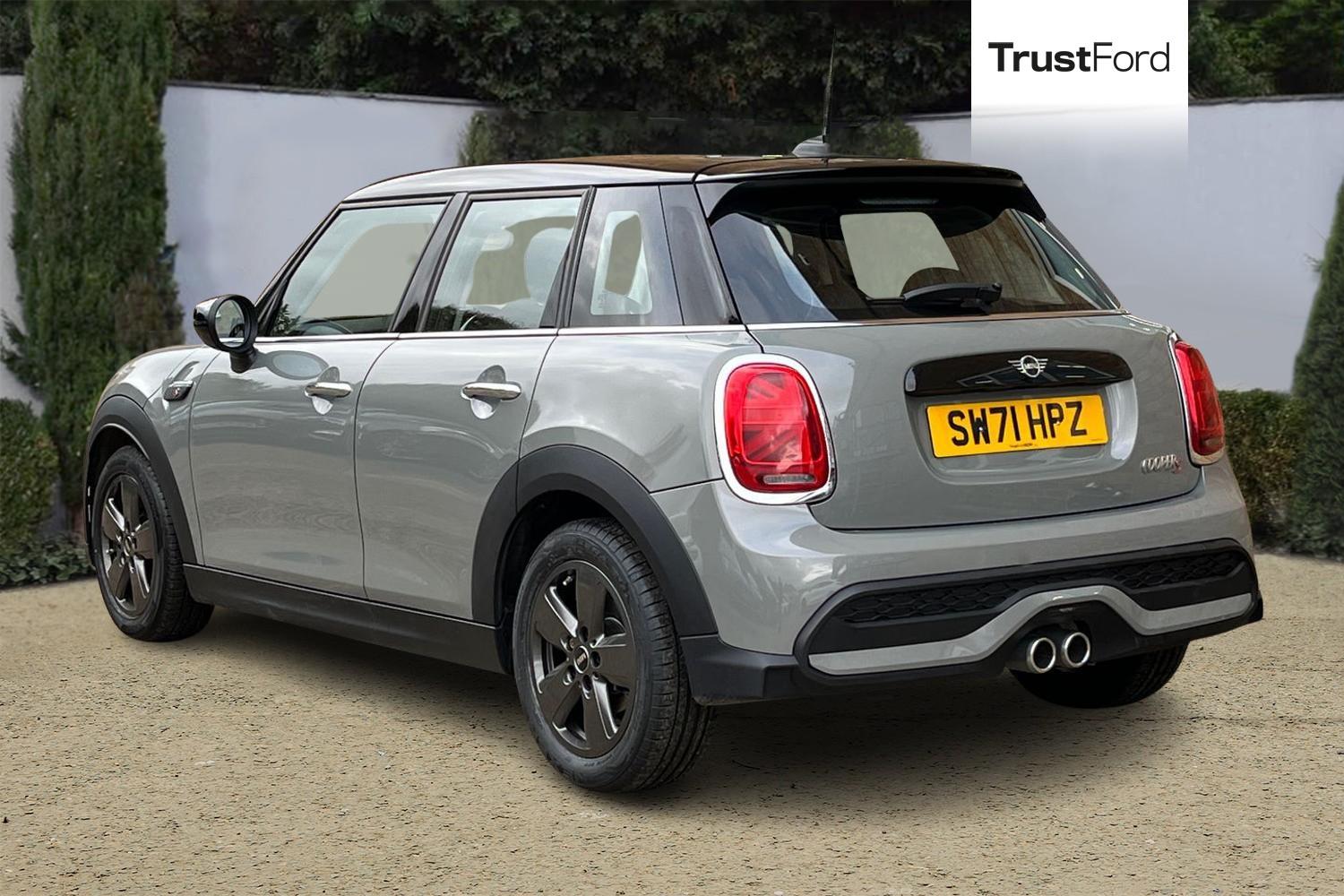 MINI HATCHBACK Photo 1