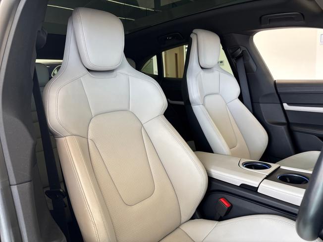 PORSCHE Taycan Photo 14