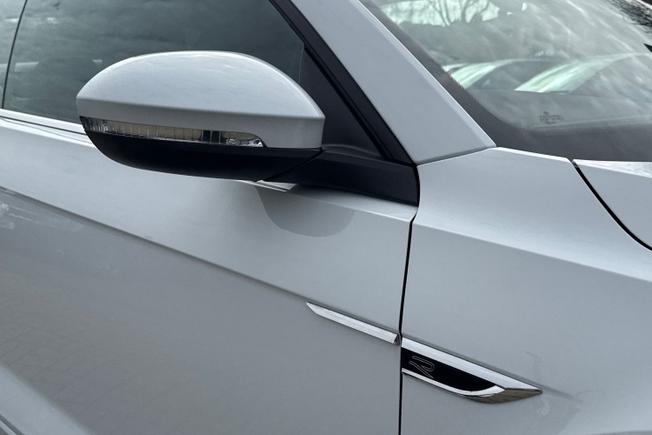 VOLKSWAGEN T-Roc Photo 20