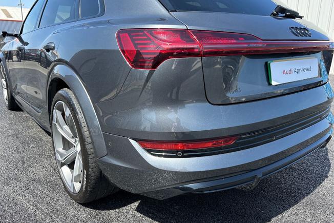 Audi e-tron S Photo 31