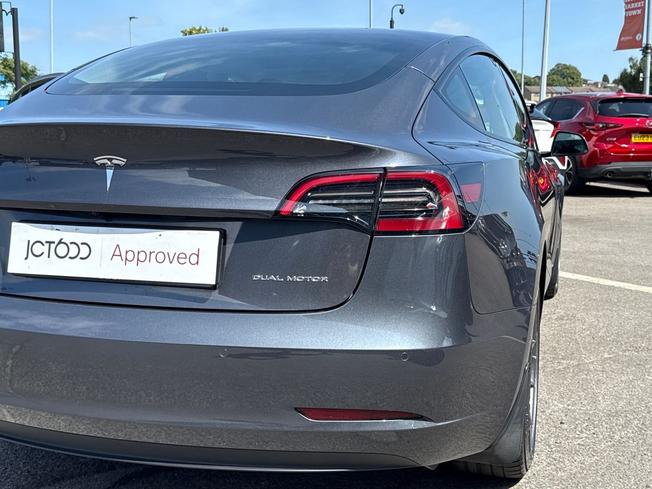 TESLA Model 3 Photo 28