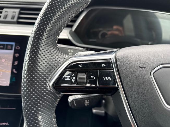 AUDI e-tron Photo 16
