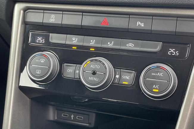VOLKSWAGEN T-Roc Photo 31