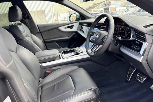 AUDI Q8 Photo 25