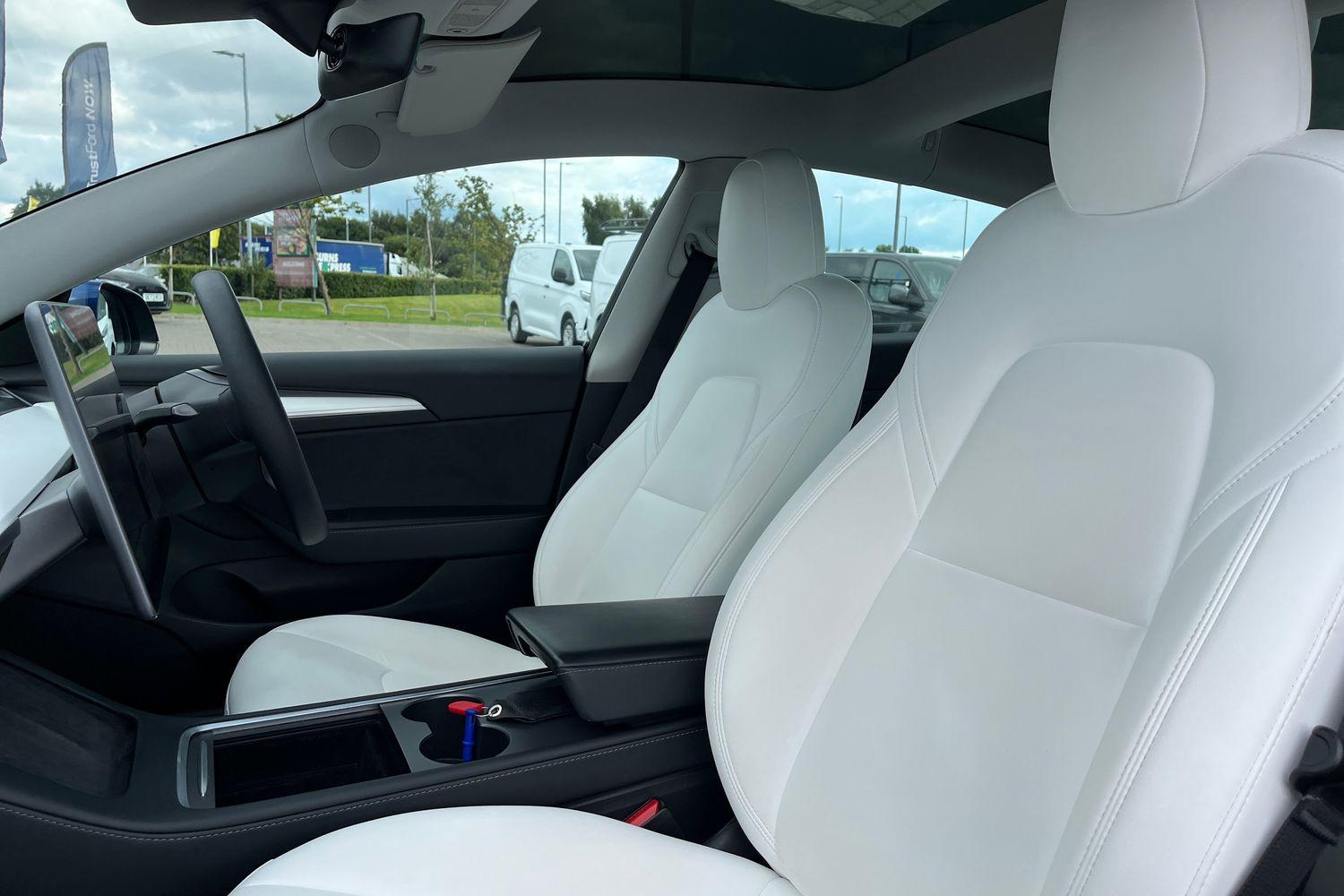TESLA Model 3 Photo 18