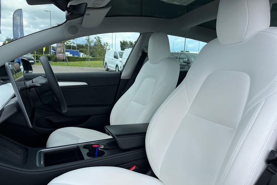 TESLA Model 3 Photo autoimg-ccf5b081d120435ed1fe48f8cc7c8086313a924c.jpg