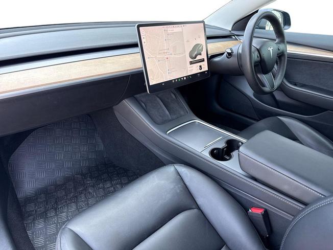 TESLA Model 3 Photo 2