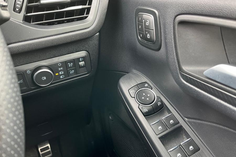 Ford KUGA Photo autoimg-cd4472854be41f972532b05feb06f2a53fcbb8f9.jpg