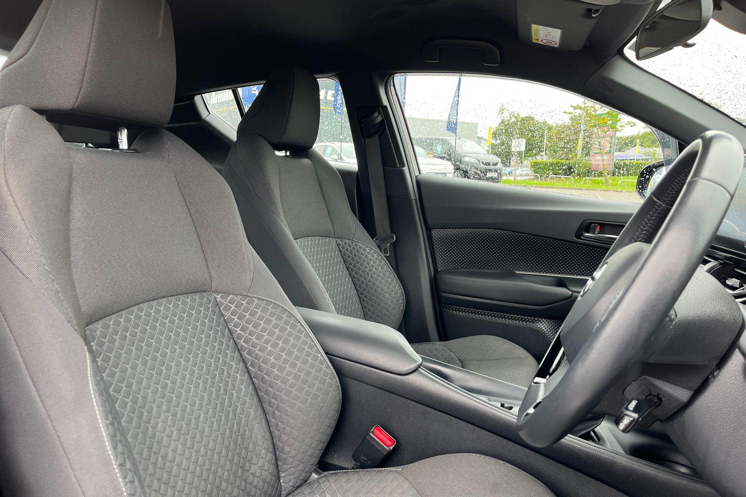 Toyota C-HR Photo 16