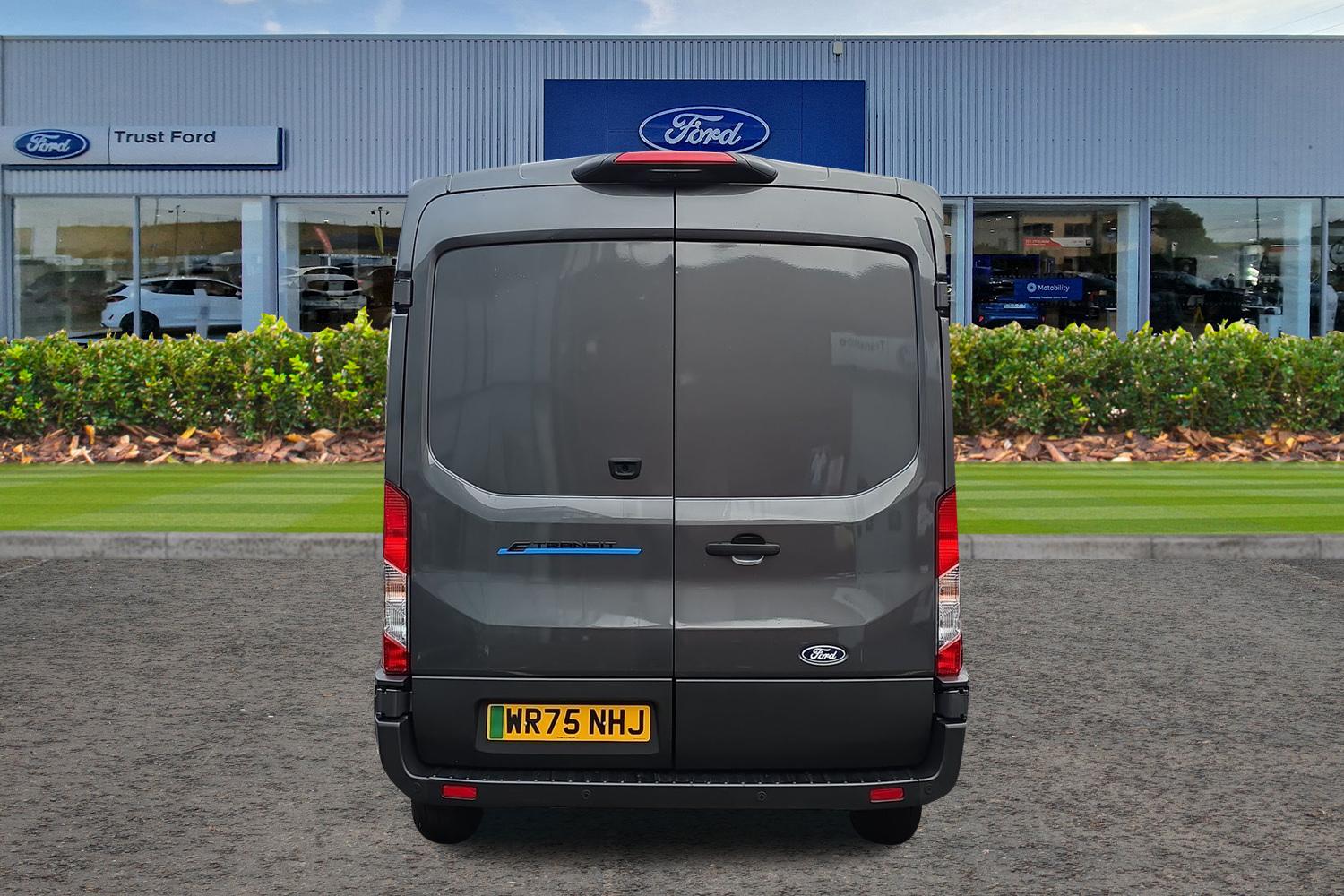 Ford E-TRANSIT Photo 12