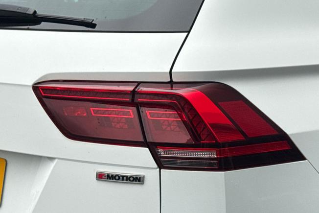 VOLKSWAGEN Tiguan Photo 18